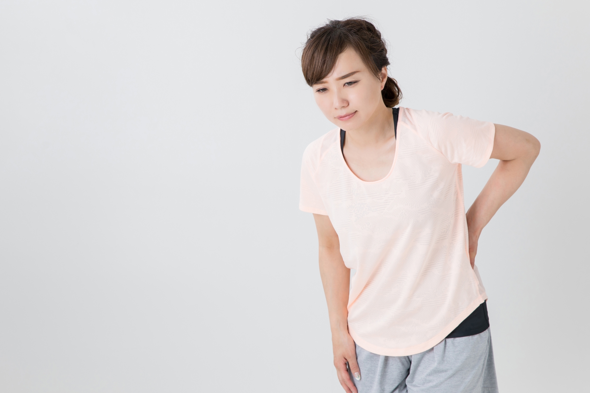 腰痛で悩む女性