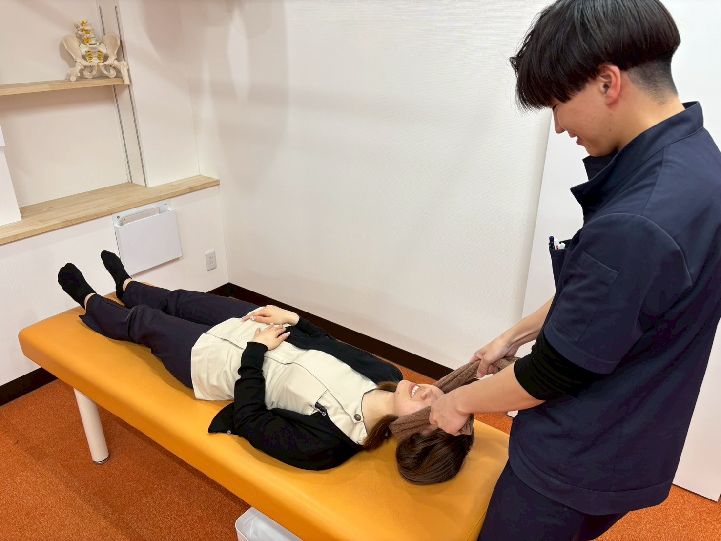 東近江市 猫背矯正施術の様子