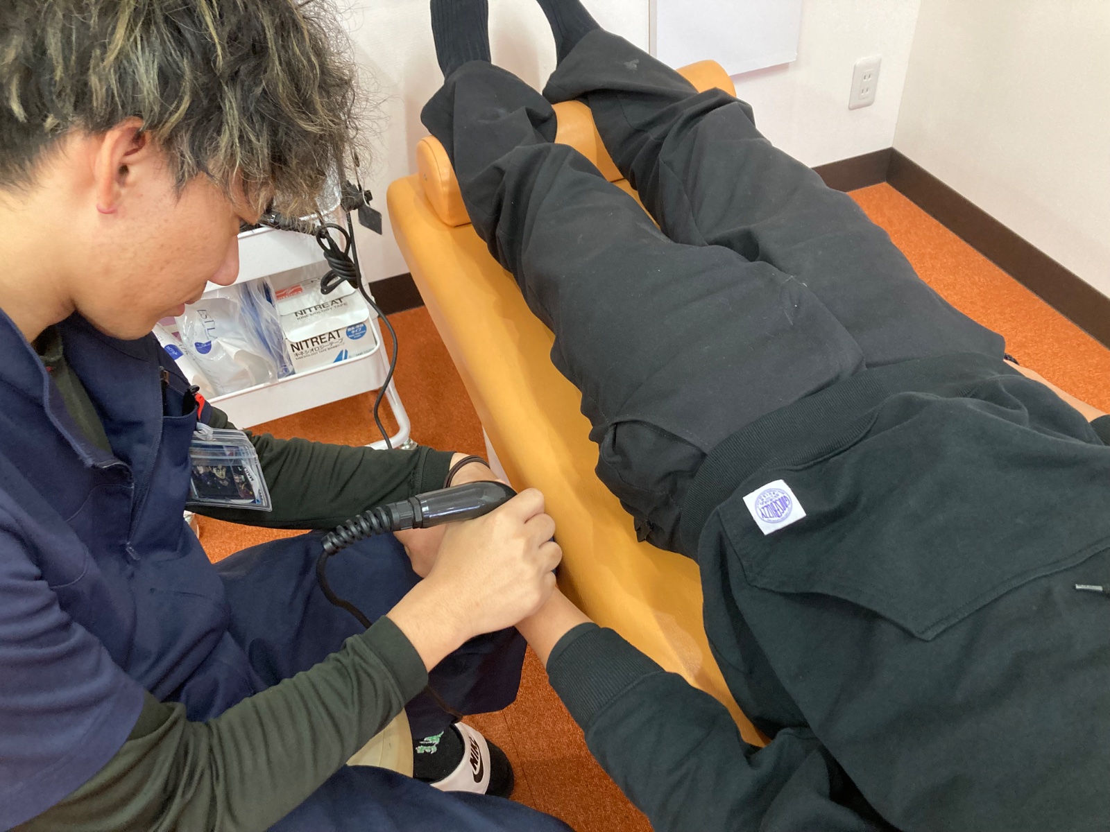東近江市の整骨院で腱鞘炎・手首の痛みへ施術する様子