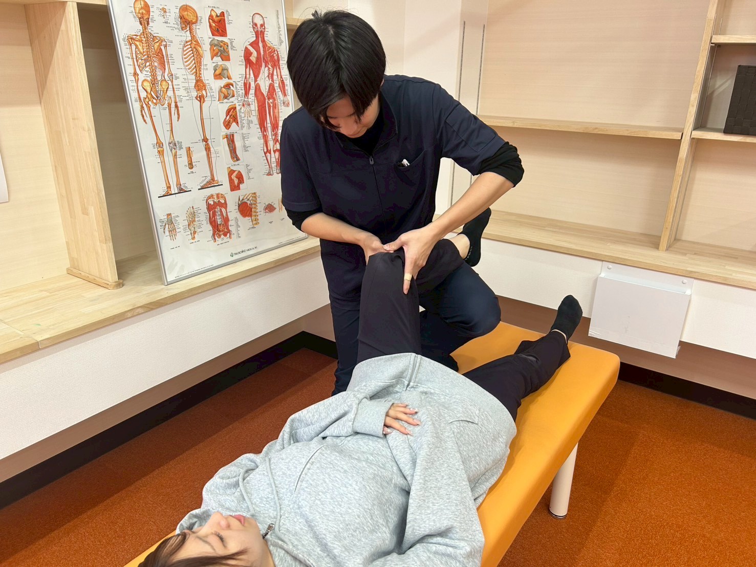 東近江市で膝の痛みと膝の動きを確認する様子