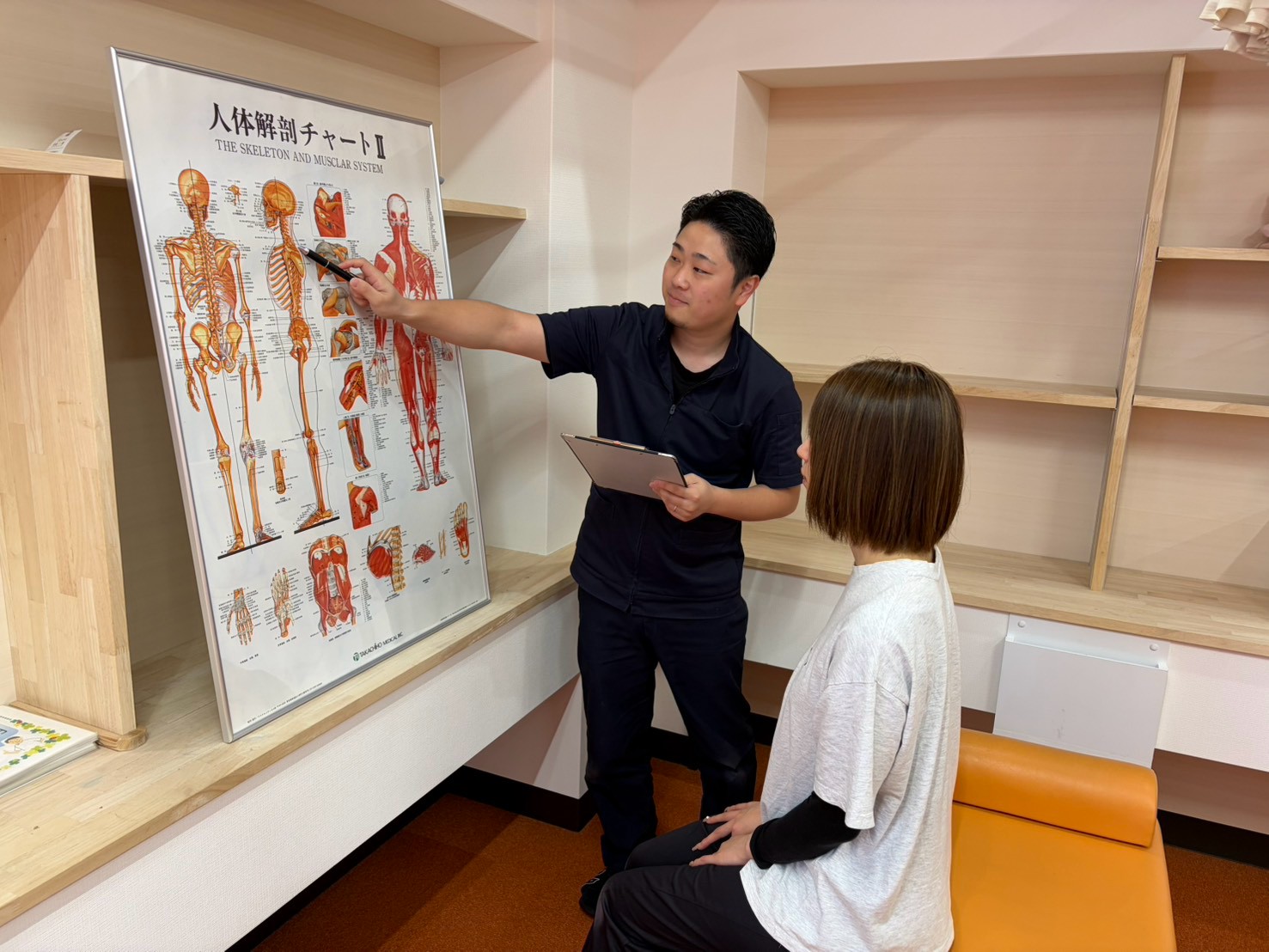 東近江市で肩こりについてカウンセリングする様子