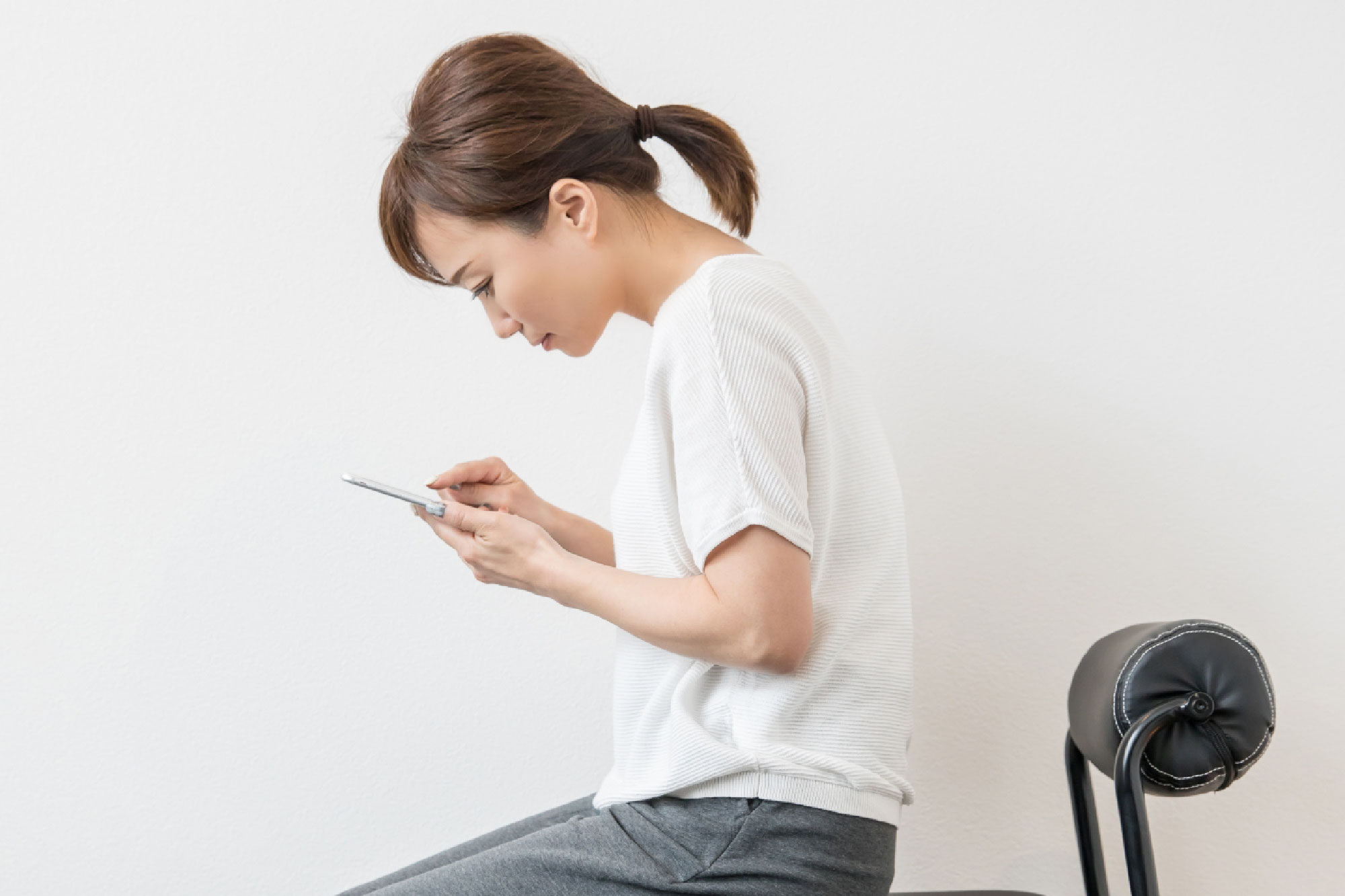 スマホ使用による猫背姿勢|東近江市