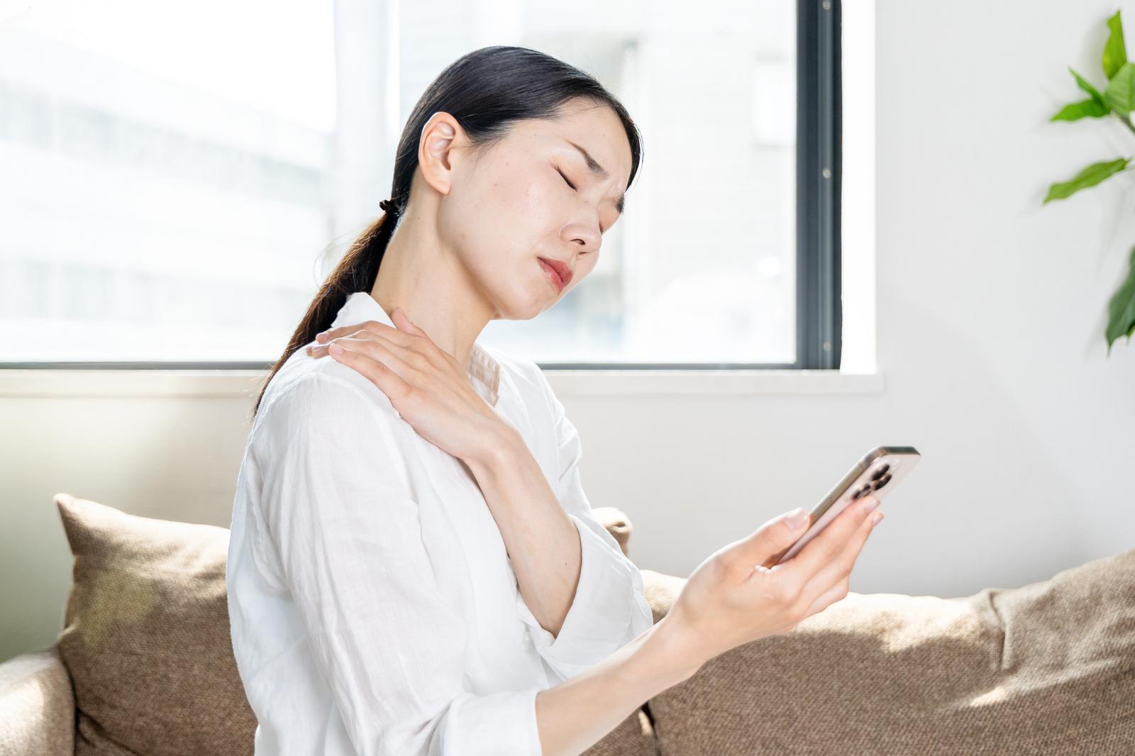 首肩が痛い女性
