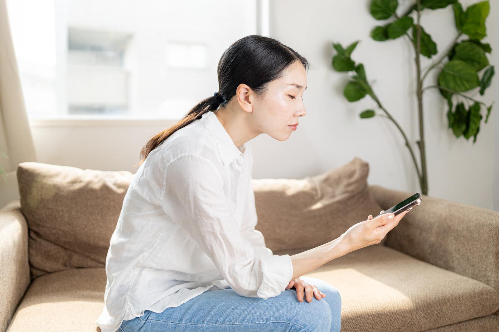 スマホ悪い姿勢女性